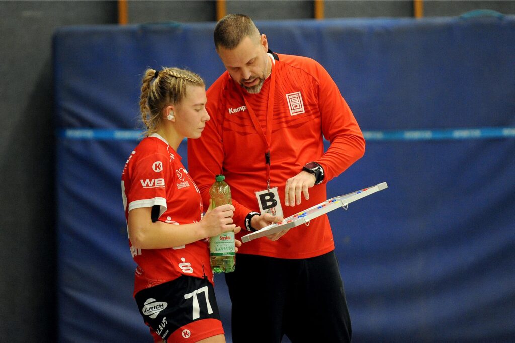 Trainer Peter Hengstenberg, hier mit Katharina Batschurin, hat mit den Handballerinnen der HSG Schwerte/Westhofen die Saisonvorbereitung aufgenommen.© Manuela Schwerte
